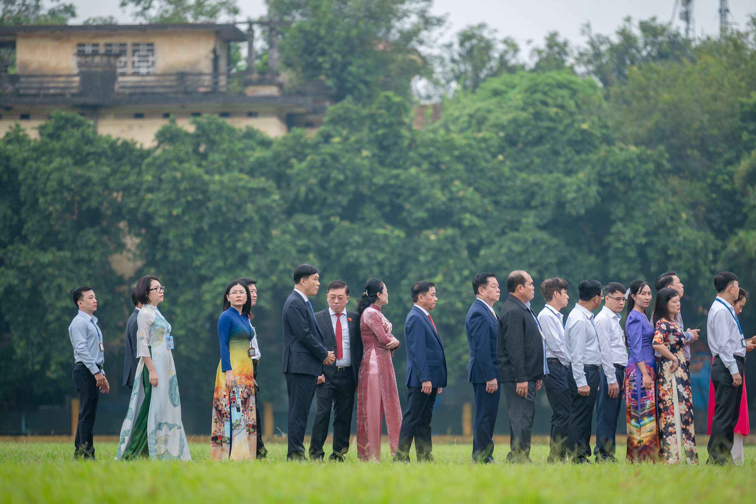 Các đồng chí lãnh đạo Đảng, Nhà nước, Mặt trận Tổ quốc Việt Nam, các đại biểu Quốc hội đặt vòng hoa và vào Lăng viếng Chủ tịch Hồ Chí Minh.