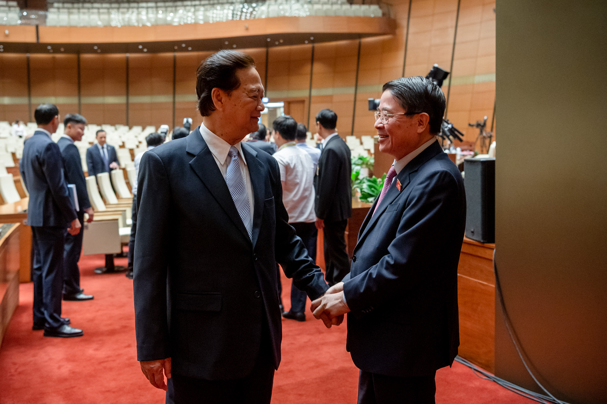 Phó Chủ tịch Quốc hội Nguyễn Đức Hải và nguyên Thủ tướng Chính phủ Nguyễn Tấn Dũng bên lề phiên họp