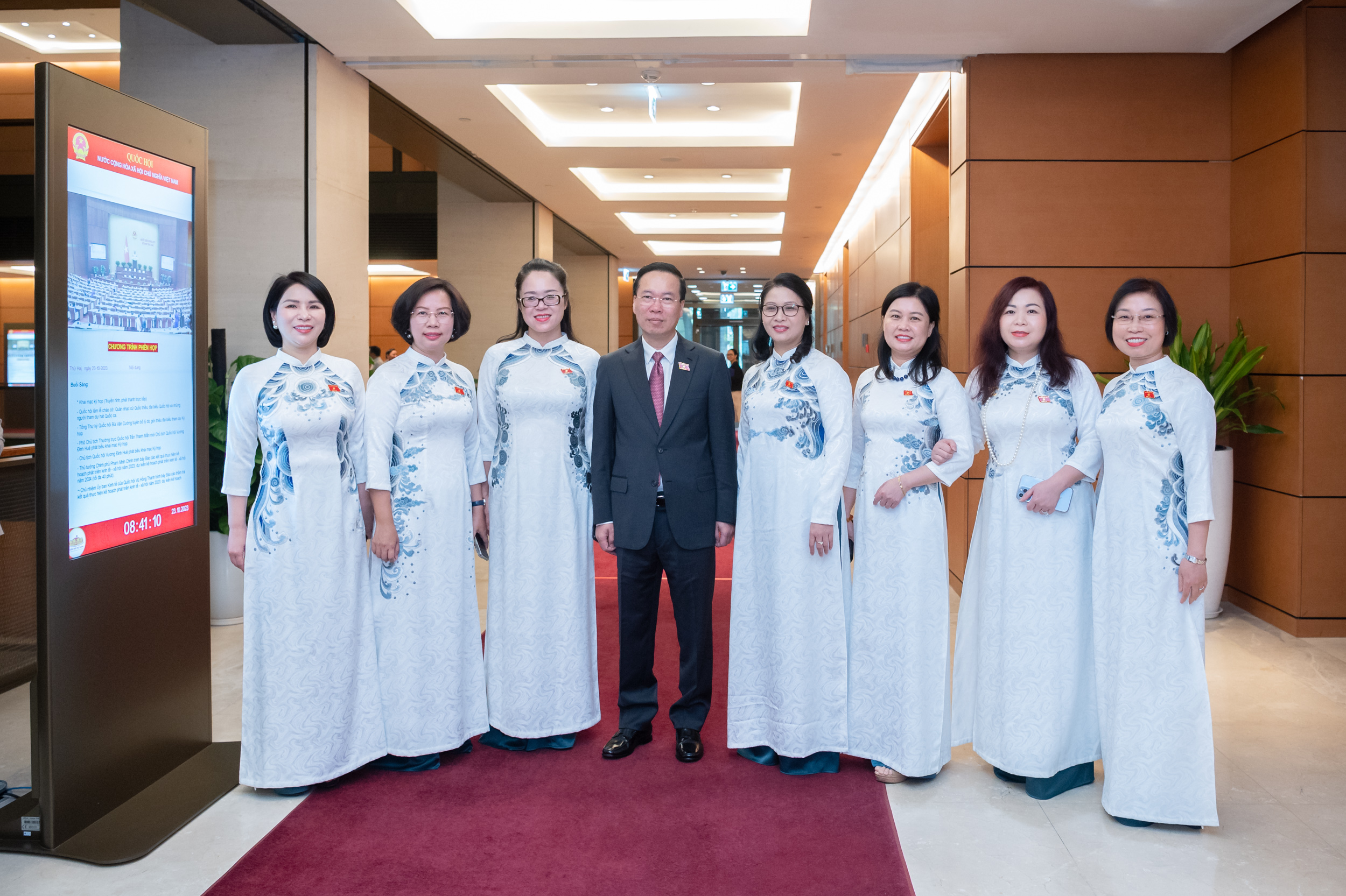 Chủ tịch nước Võ Văn Thưởng cùng các nữ đại biểu Quốc hội thành phố Hà Nội bên lề phiên họp