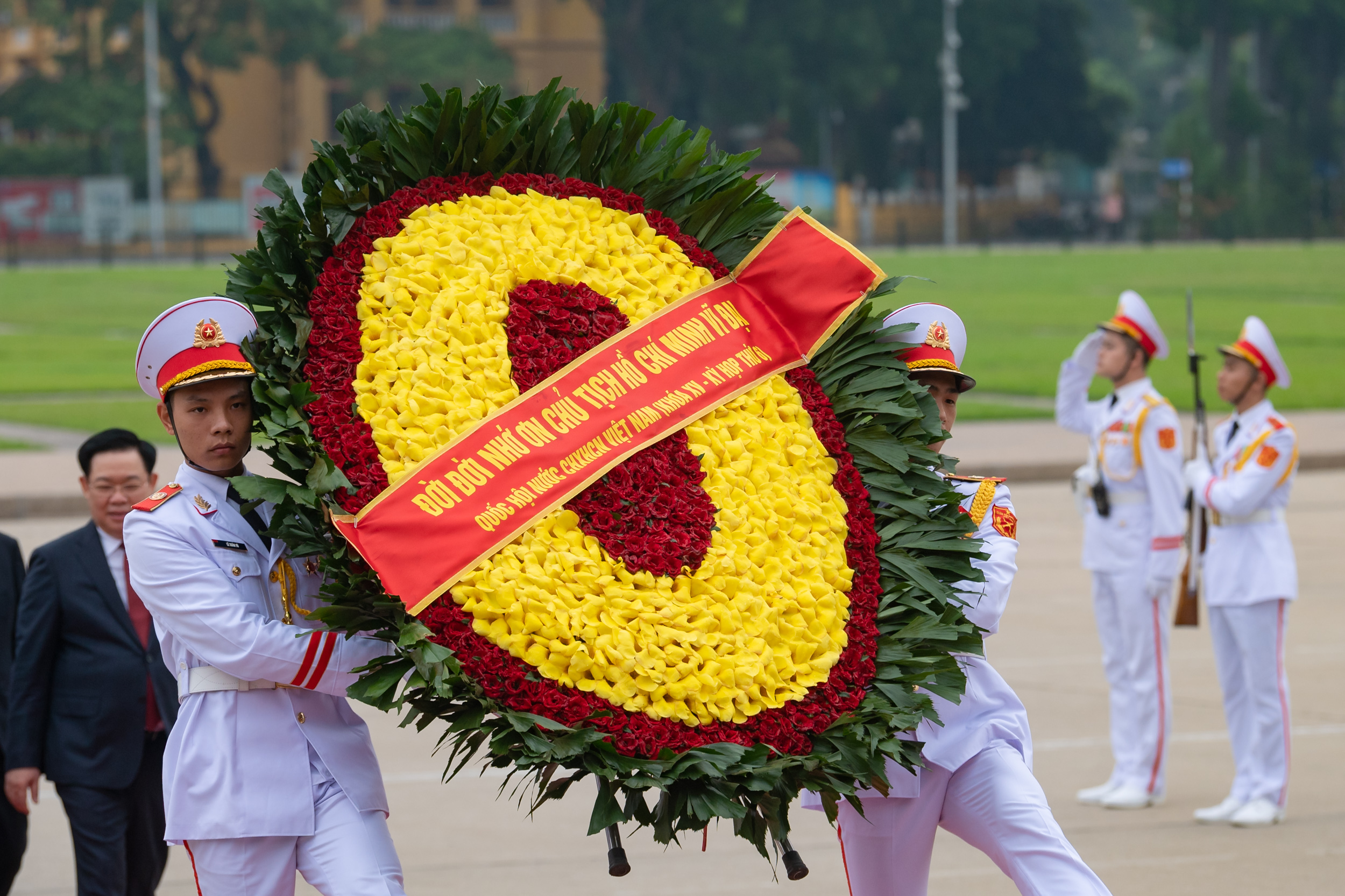 Vòng hoa của Đoàn mang dòng chữ: "Đời đời nhớ ơn Chủ tịch Hồ Chí Minh vĩ đại"