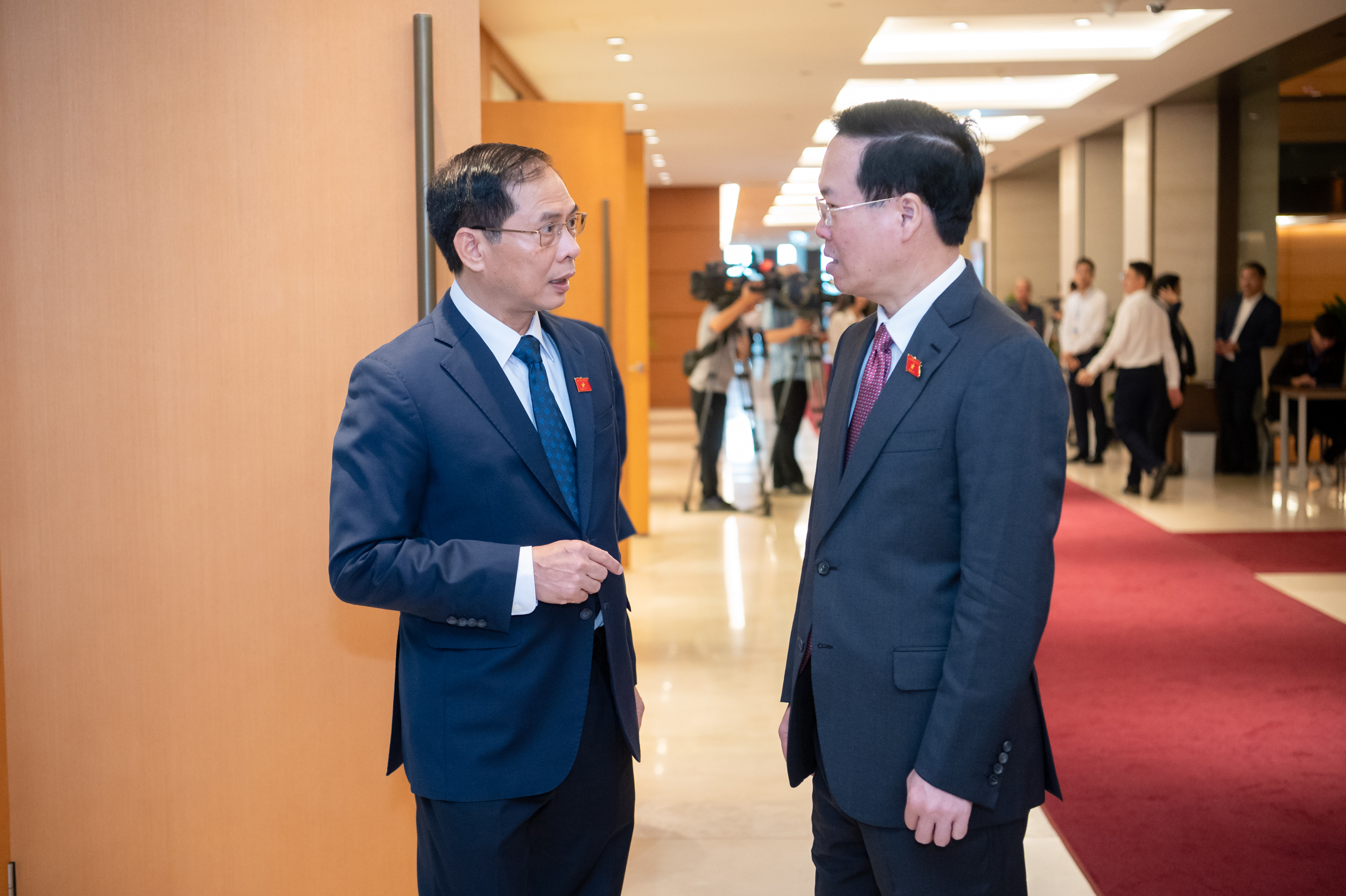 Chủ tịch nước Võ Văn Thưởng và Bộ trưởng Bộ Ngoại giao Bùi Thanh Sơn thảo luận bên lề phiên họp