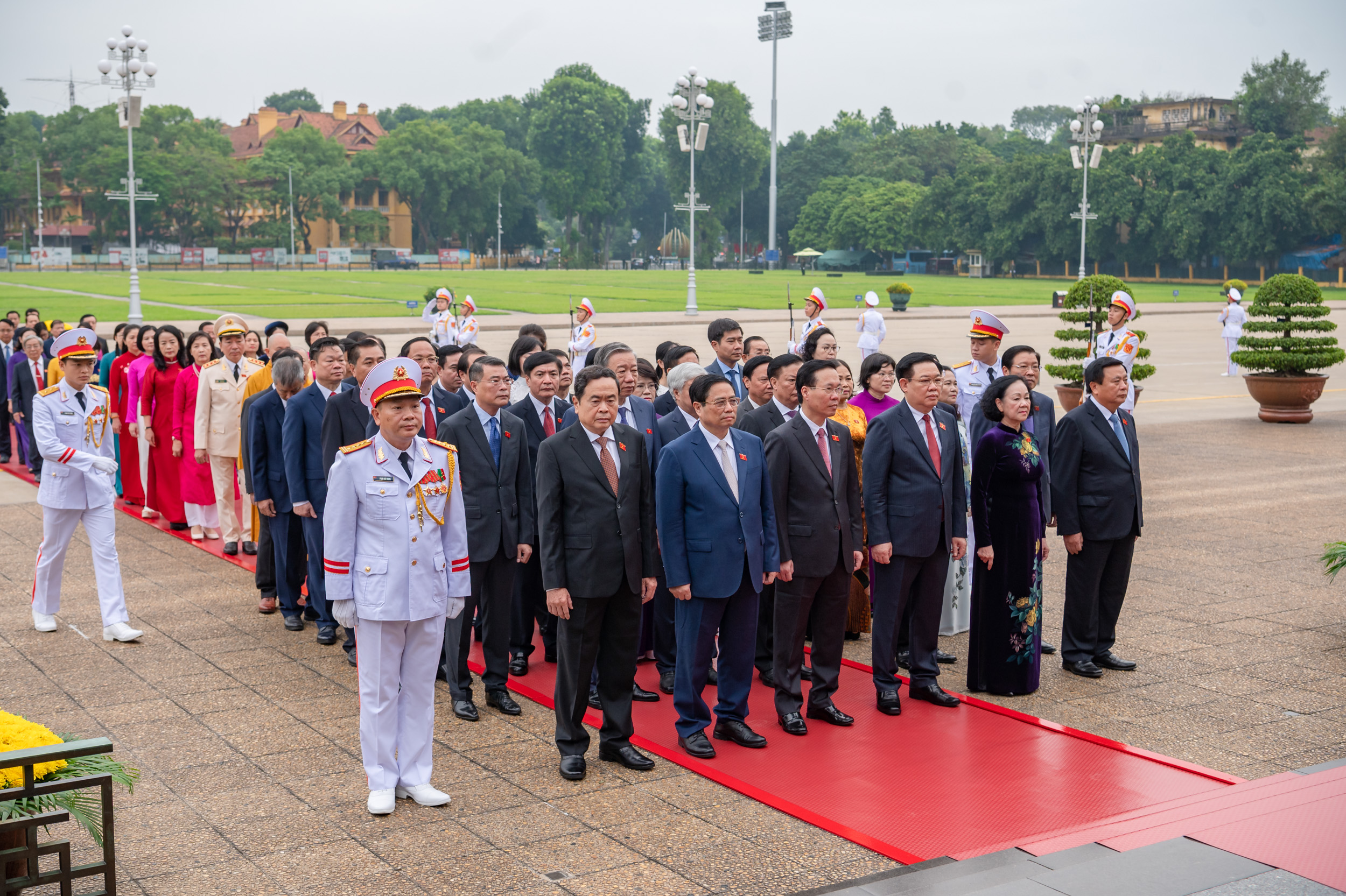 Lãnh đạo Đảng, Nhà nước cùng các đại biểu Quốc hội kính cẩn tỏ lòng biết ơn vô hạn, lòng thành kính tưởng nhớ công lao to lớn của Chủ tịch Hồ Chí Minh