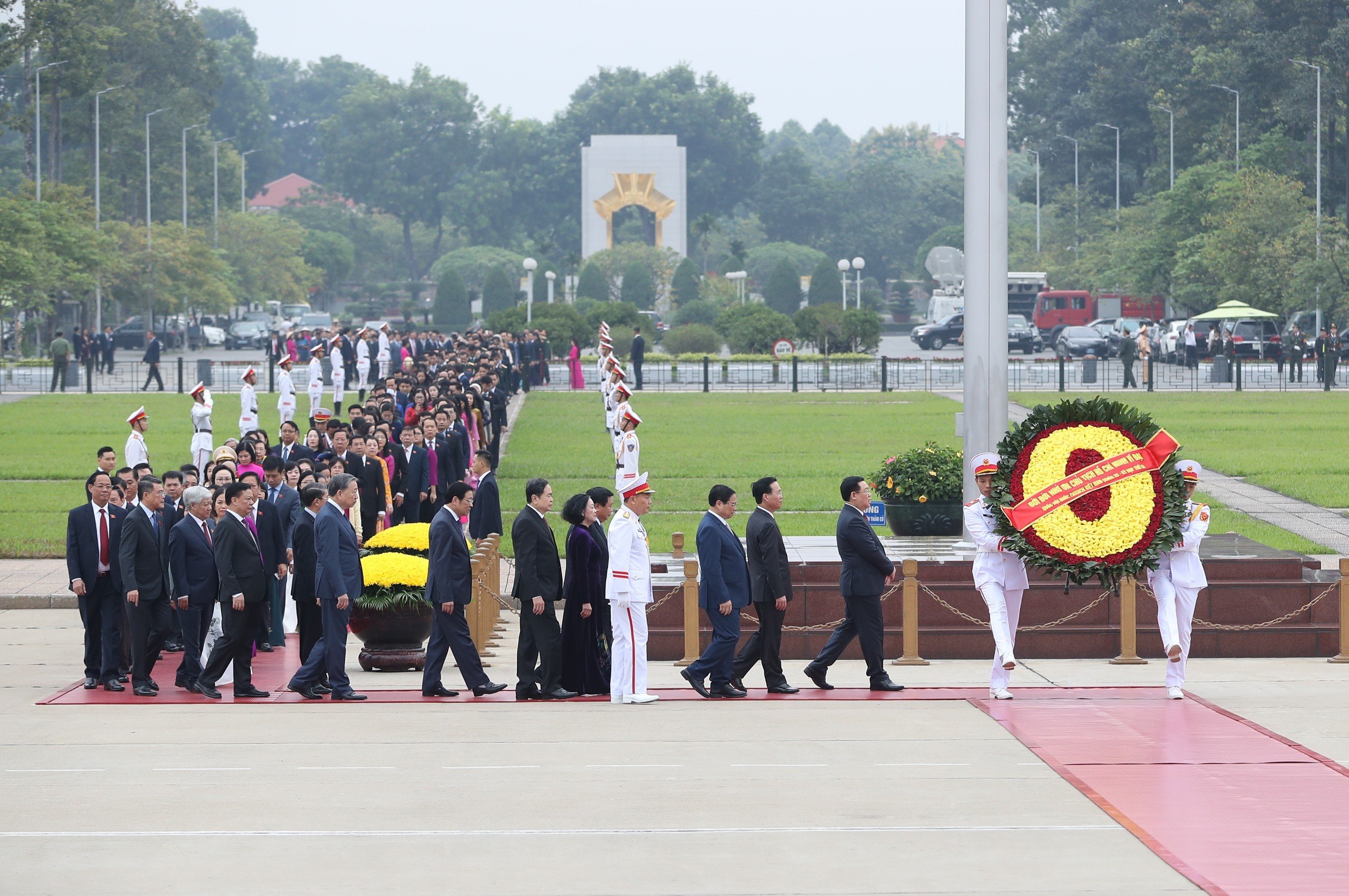 Lãnh đạo Đảng, Nhà nước và các đại biểu Quốc hội vào lăng viếng Chủ tịch Hồ Chí Minh trước khai mạc kỳ họp thứ 6, Quốc hội khoá XV