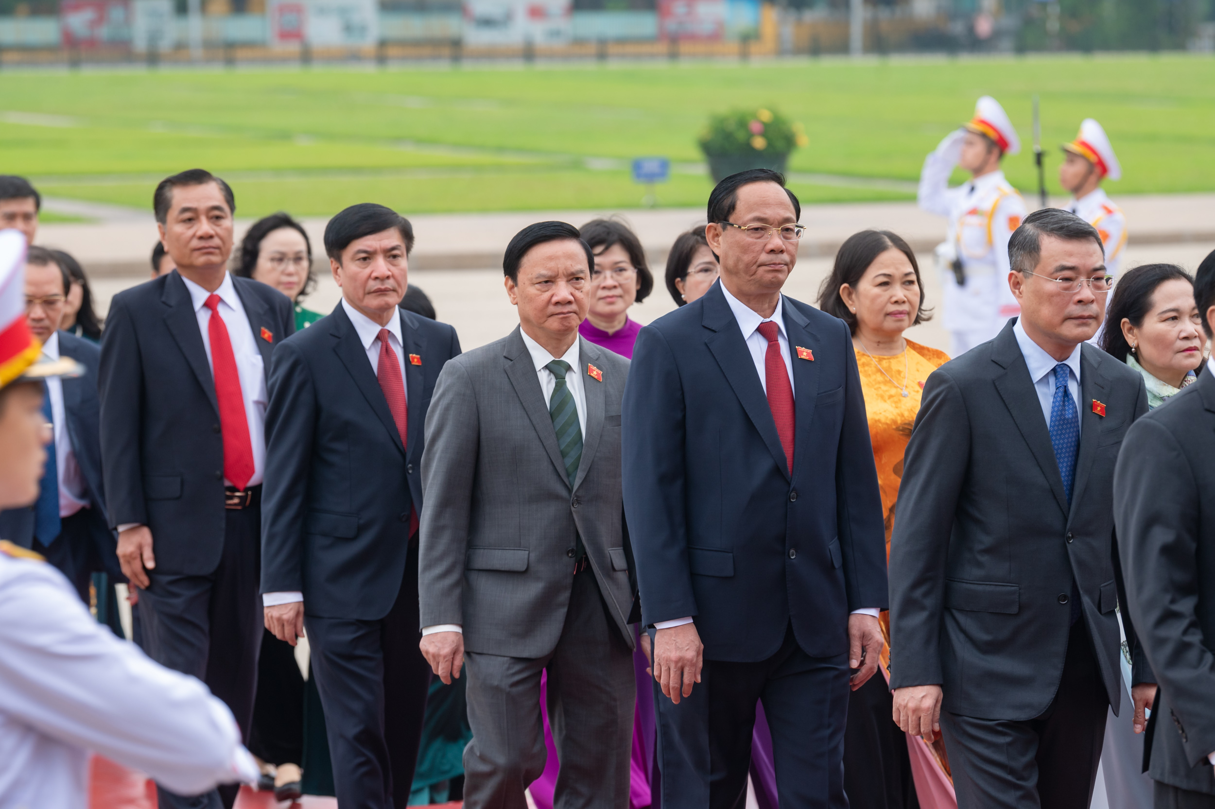 Lãnh đạo Đảng, Nhà nước cùng các đại biểu Quốc hội vào Lăng viếng Chủ tịch Hồ Chí Minh